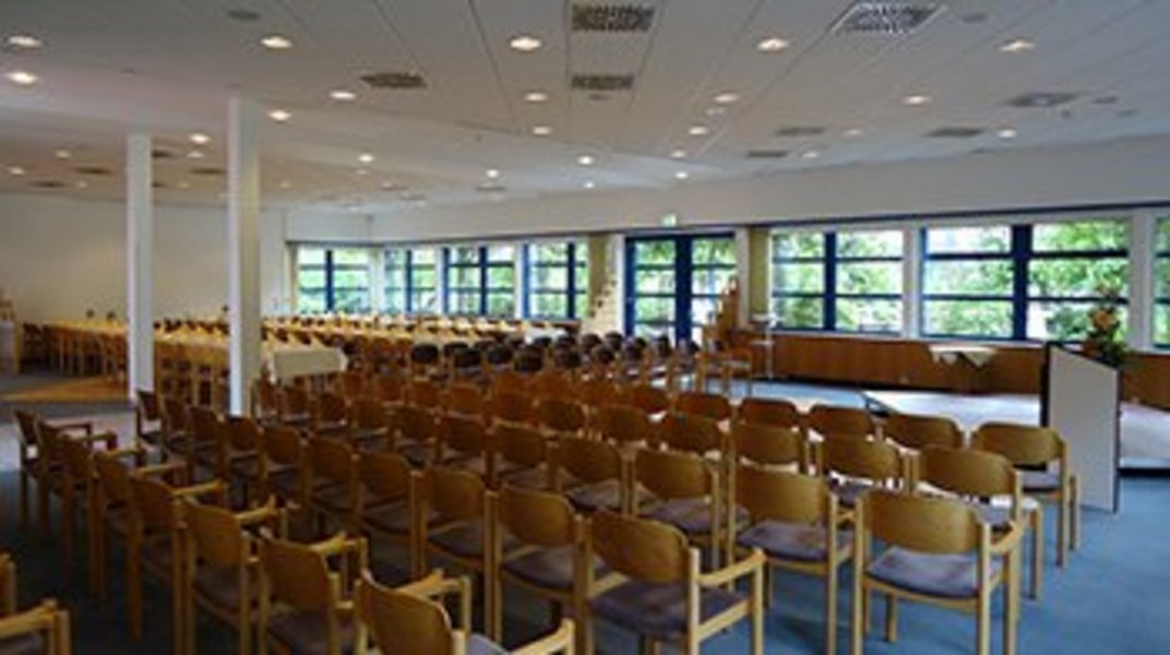 Innenaufnahme des großen Saals im Tagungshaus Hermannswerder Innenaufnahme des großen Saals im Tagungshaus Hermannswerder