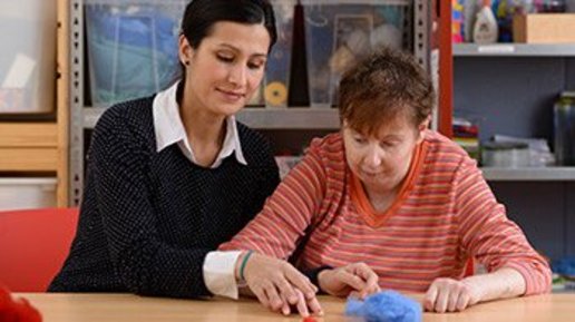 Heilpädagogin hilft Patientin