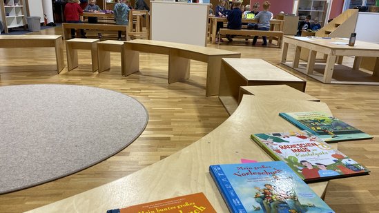 Kinderbücher auf einer Bank