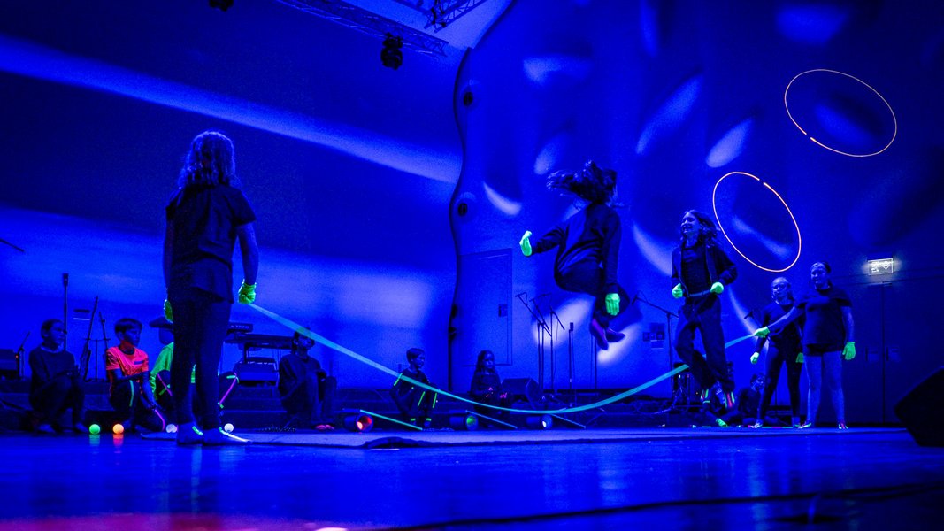 Mit ihrem Tanzlichttheater bot die Zirkus-AG der Evangelischen Grundschule Kleinmachnow eine überraschende Akrobatikvorstellung.