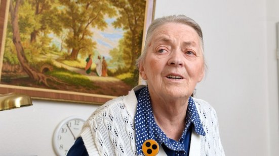 Helga Schluckebier blickt in die Kamera