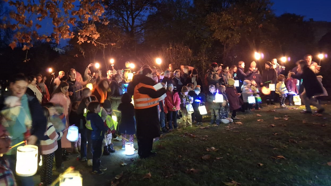 Kinder, Eltern, Team und Gäste versammelten sich mit selbstgebastelte Laternen und sangen Martinslieder.