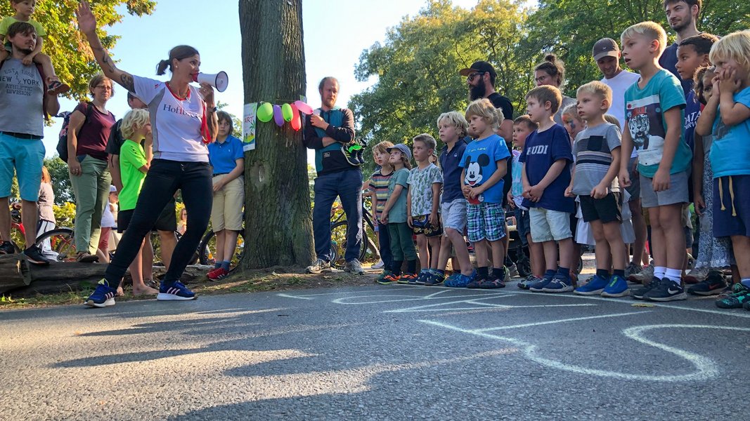 Auf die Plätze, fertig, los! Aufgeregte Kids an der Startlinie zum 1. Inselfest Bambinilauf.