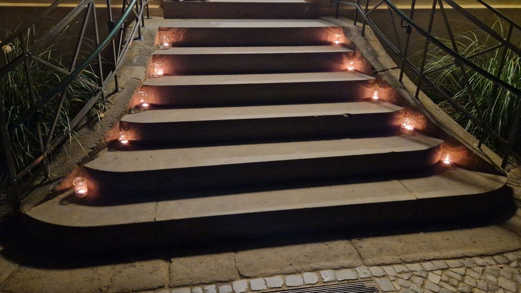 Stimmungsvolles Licht am Eingang zur Kita heißt alle willkommen.