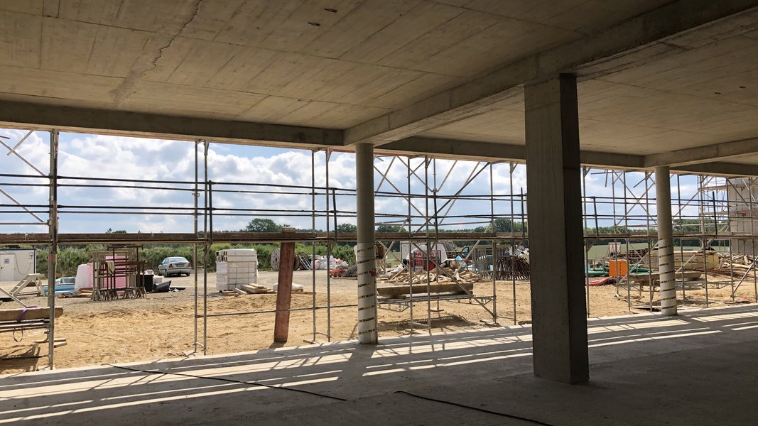 Blick aus dem Rohbau auf das Außengelände