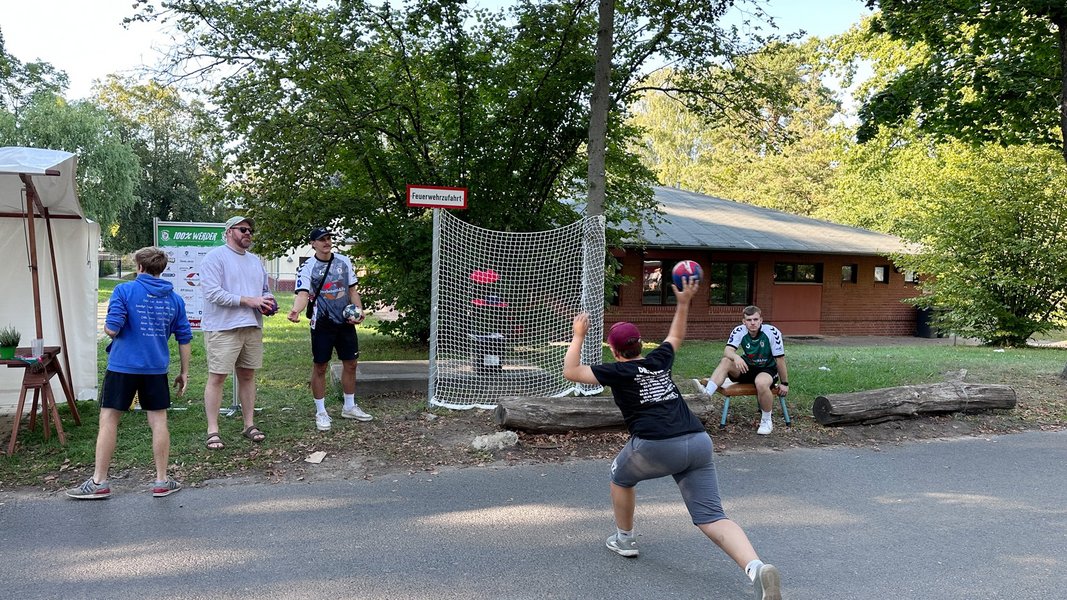 Bei den Handballern des HV Grün-Weiß Werder kann man messen, wie schnell der geworfene Ball ist.