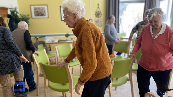 Gewichtsmanschetten an den Fußgelenken sind ein effektives Mittel, um die Muskulatur zu stärken, die Stabilität zu erhöhen und die Sturzgefahr zu senken. 