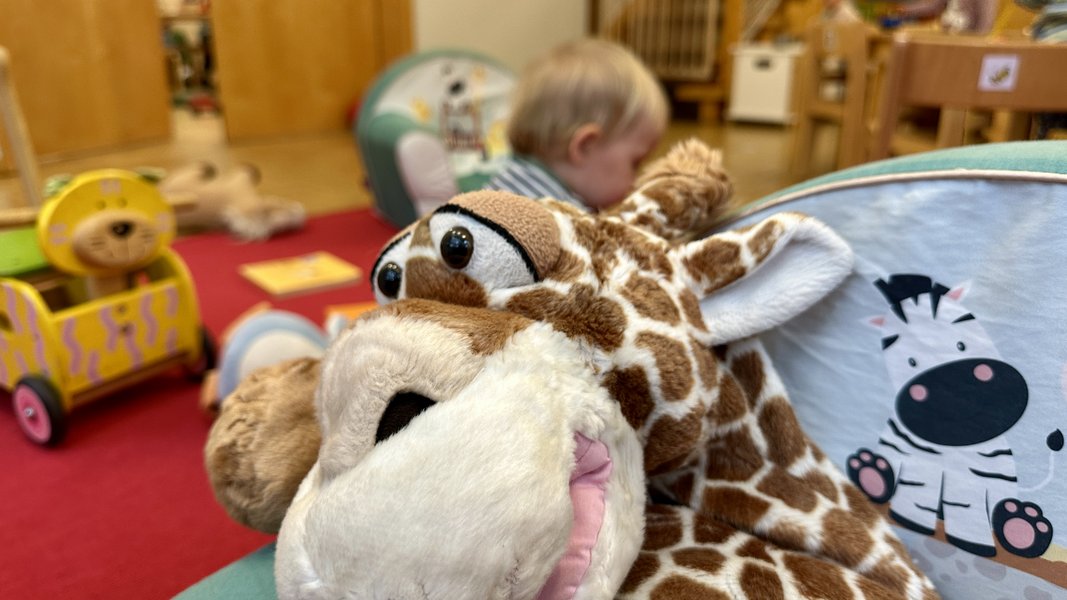 Schlafende Kuscheltiergiraffe