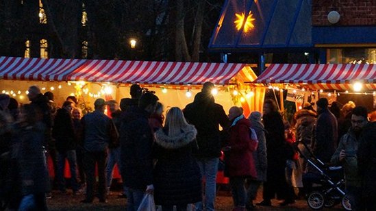 Beleuchtete Marktstände im Dunkeln