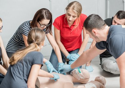 Gruppe junger Menschen beim 1. Hilfe-Kurs