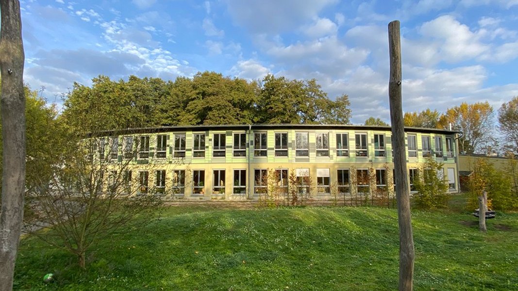 Blick auf das Schulgebäude vom Schulhof