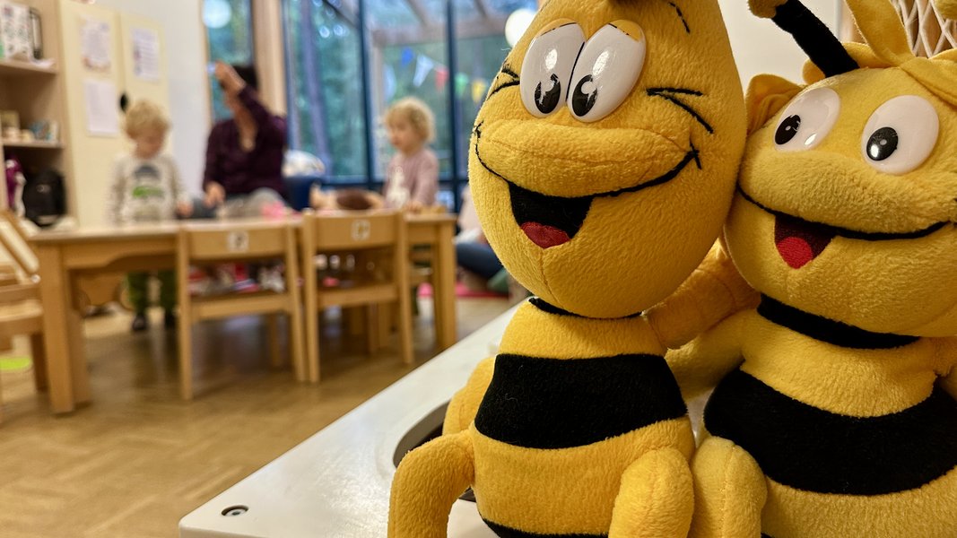 kreatives Arbeiten der Jüngsten am Tisch