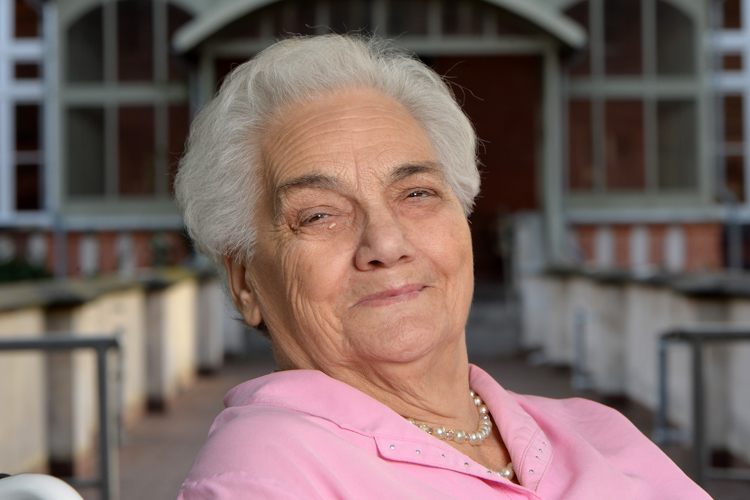 Sieglinde Hartung lächelt in Kamera